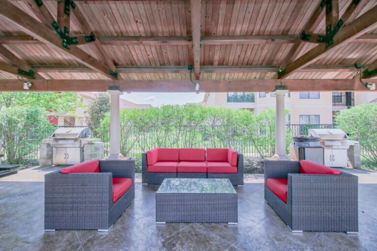 Covered outdoor pavilion at Vista Ridge Apartments in Tupelo, Mississippi, featuring comfortable lounge seating, community grilling stations, and a shaded gathering space for residents and guests.
